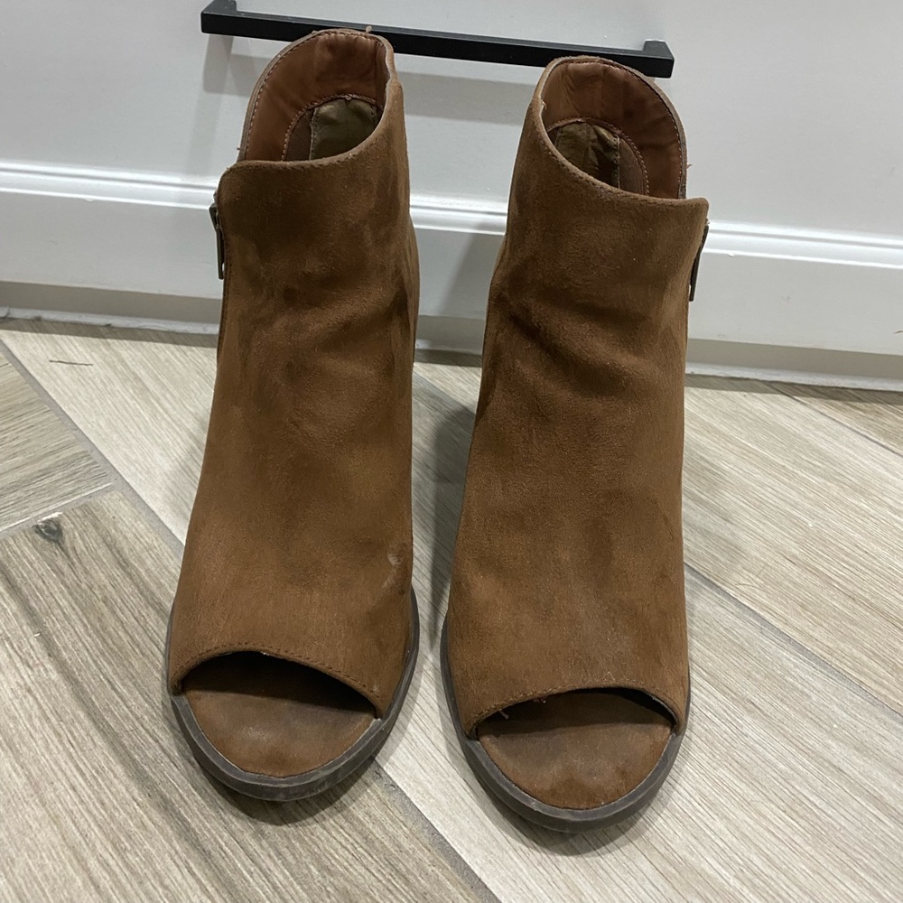 CARLOS SANTANA Woman’s Peep Toe Brown Suede Booties